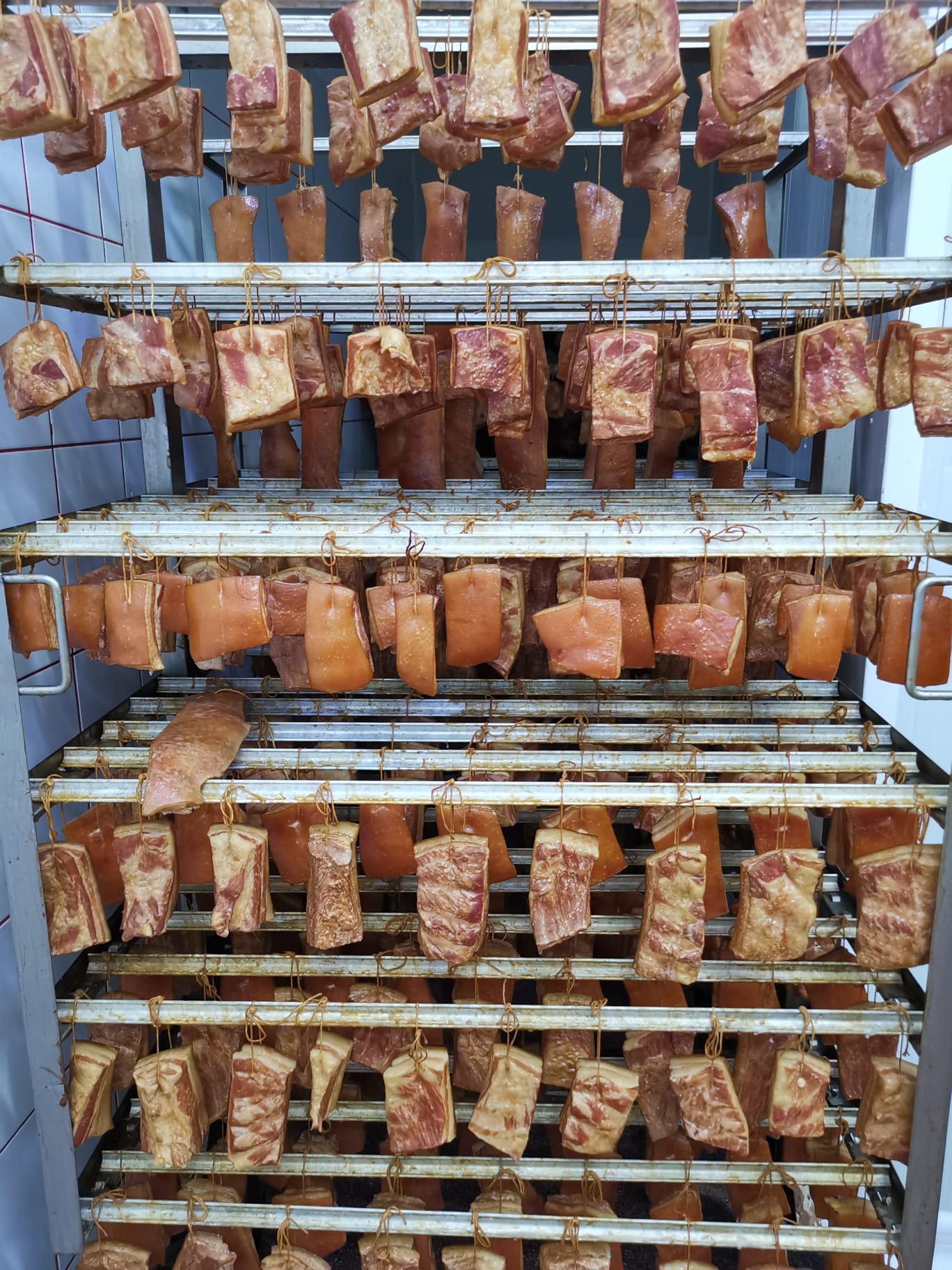Slanina afumata traditionala – productie proprie pentru HoReCa, magazine si distribuitori