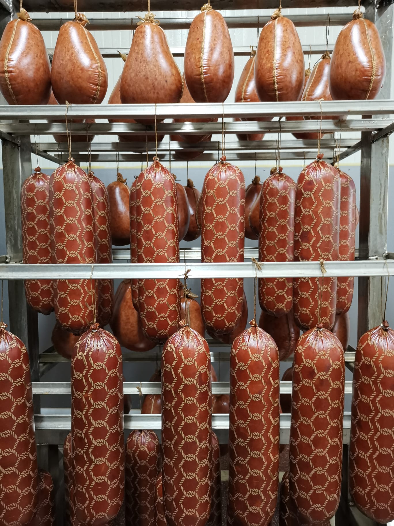 Salam si parizer afumat artizanal – productie proprie pentru HoReCa, magazine si distribuitori