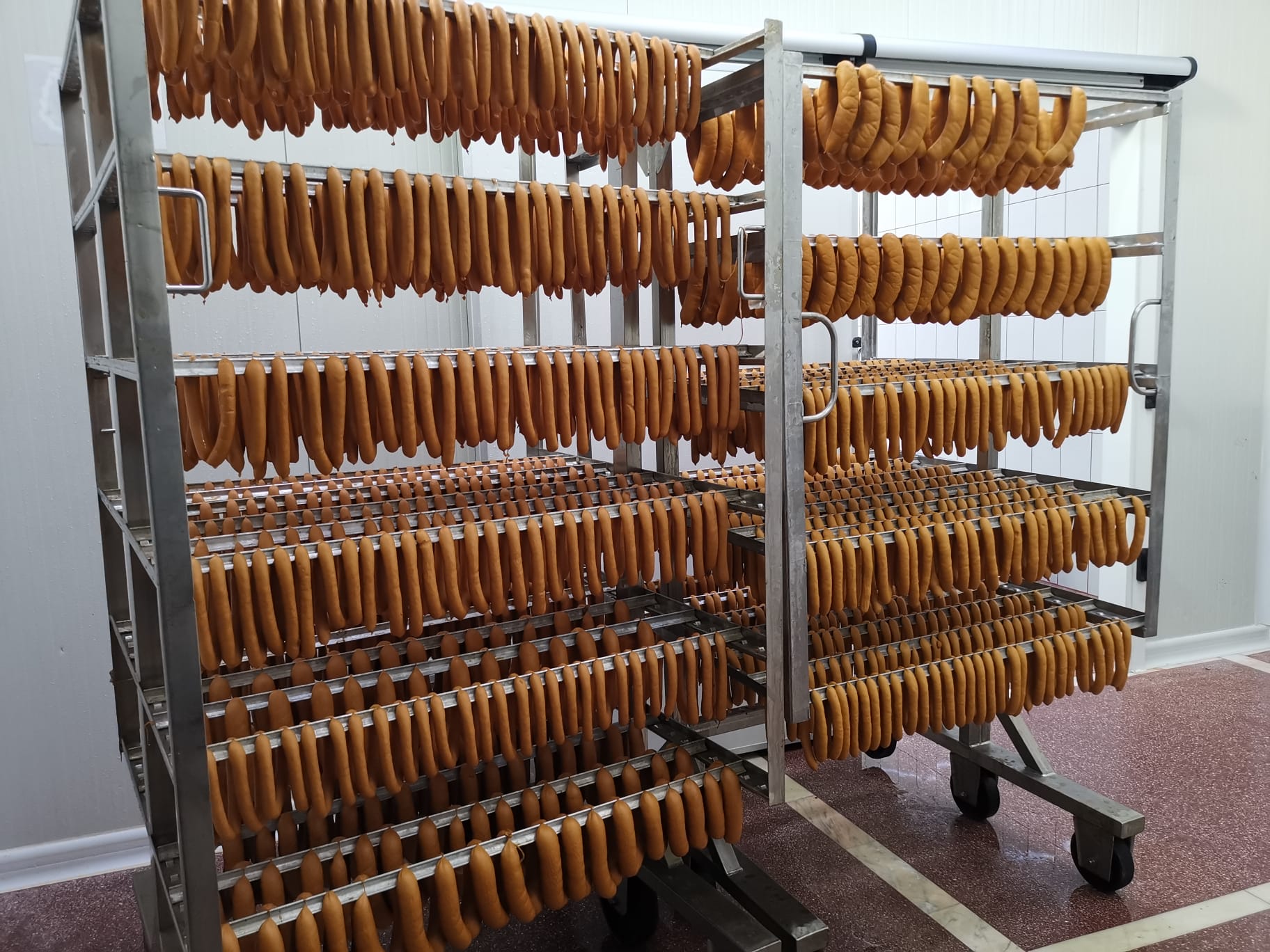 Crenvursti afumati traditionali – productie proprie pentru HoReCa, magazine si distribuitori
