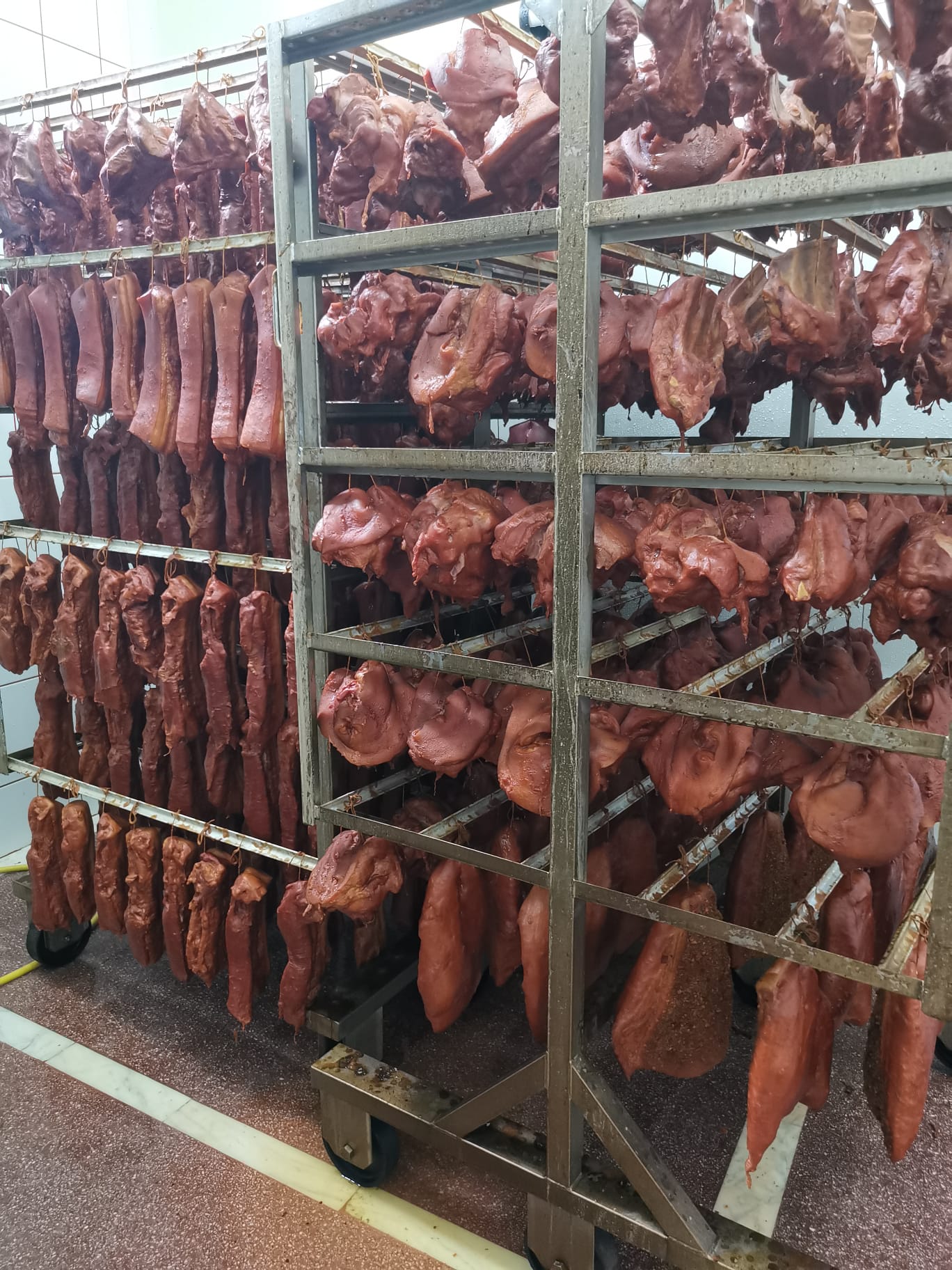 Afumaturi traditionale si preparate din carne pentru HoReCa - furnizor macelarie restaurante, hoteluri, fast food