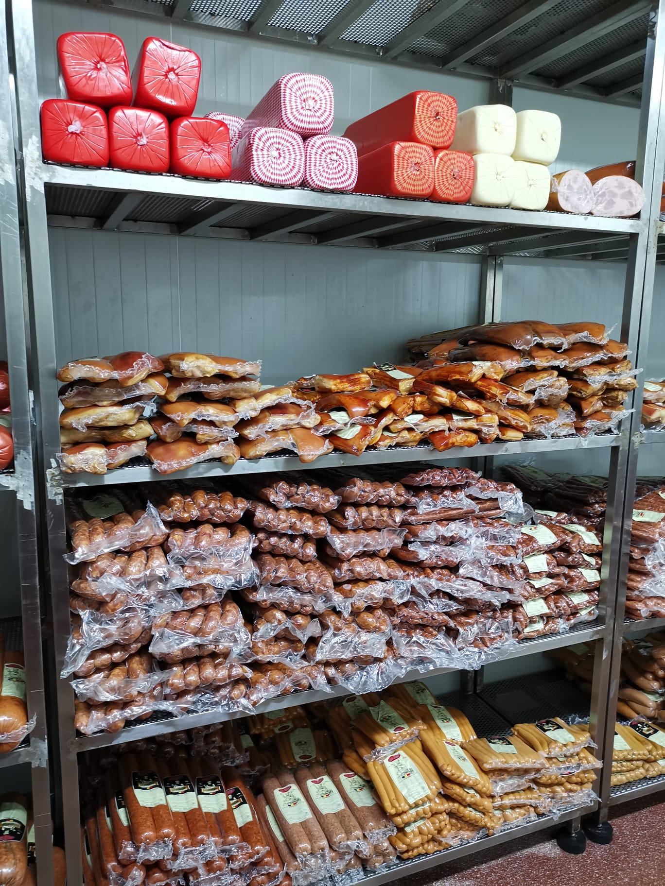 Mezeluri, carnati si afumaturi pentru HoReCa - producator preparate din carne si distributie nationala