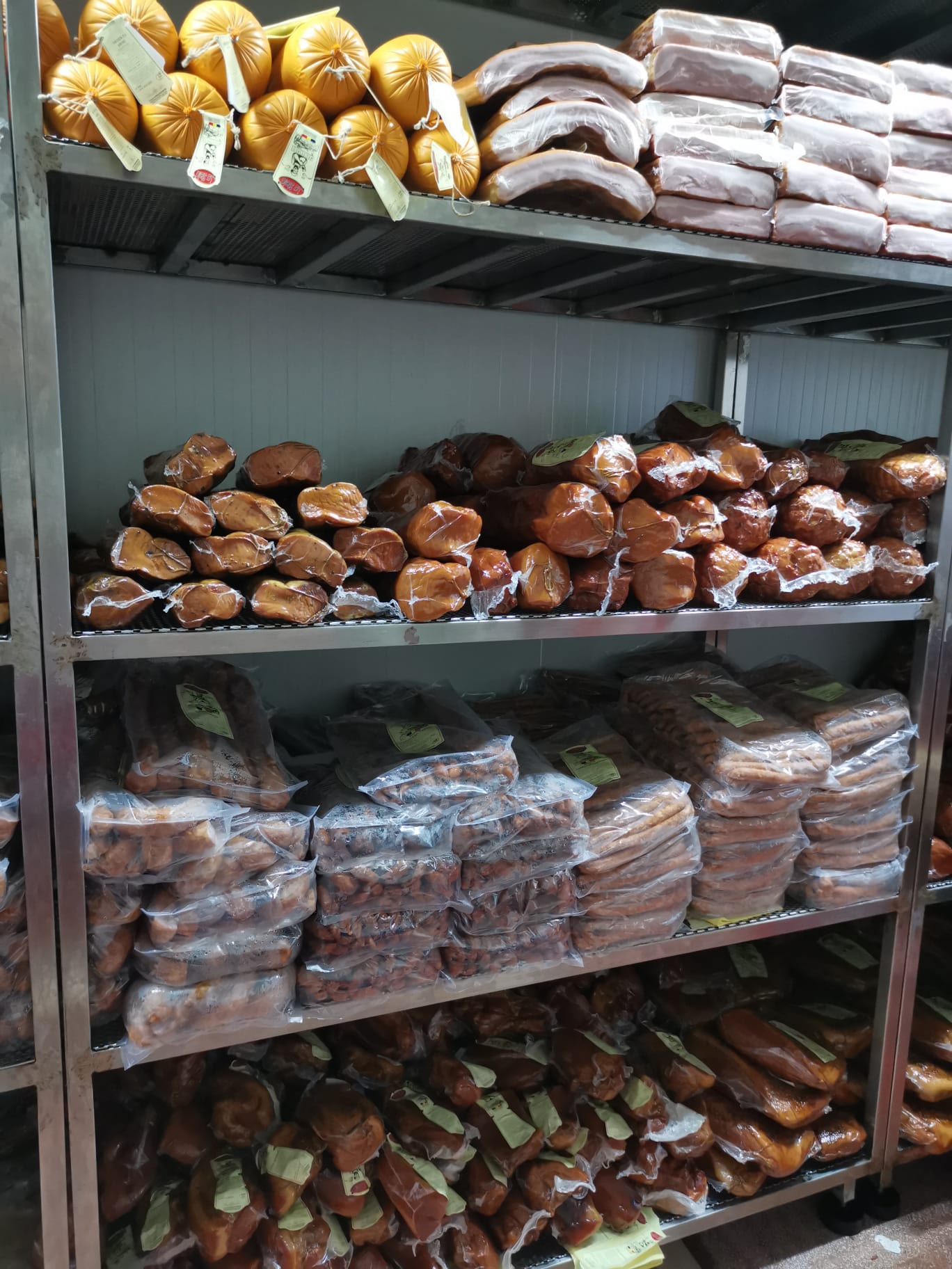 Mezeluri ambalate si preparate din carne pentru HoReCa - furnizor salam, sunca, carnati si afumaturi