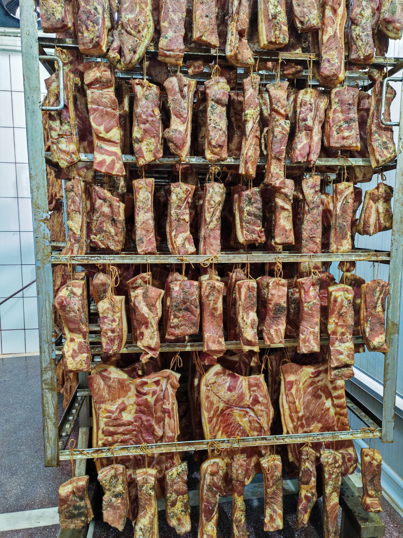 Pastrama si piept de porc condimentat pentru HoReCa - producator afumaturi traditionale