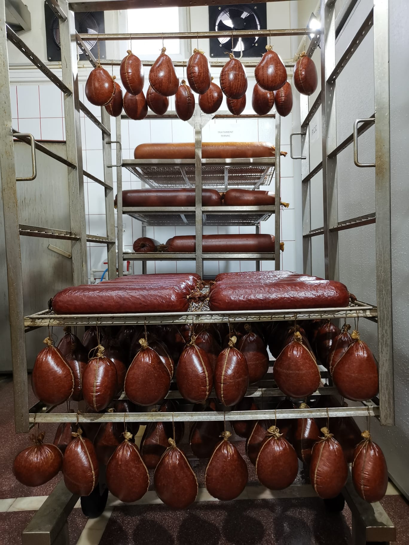 Salam traditional, toba si mezeluri premium pentru HoReCa - producator preparate din carne