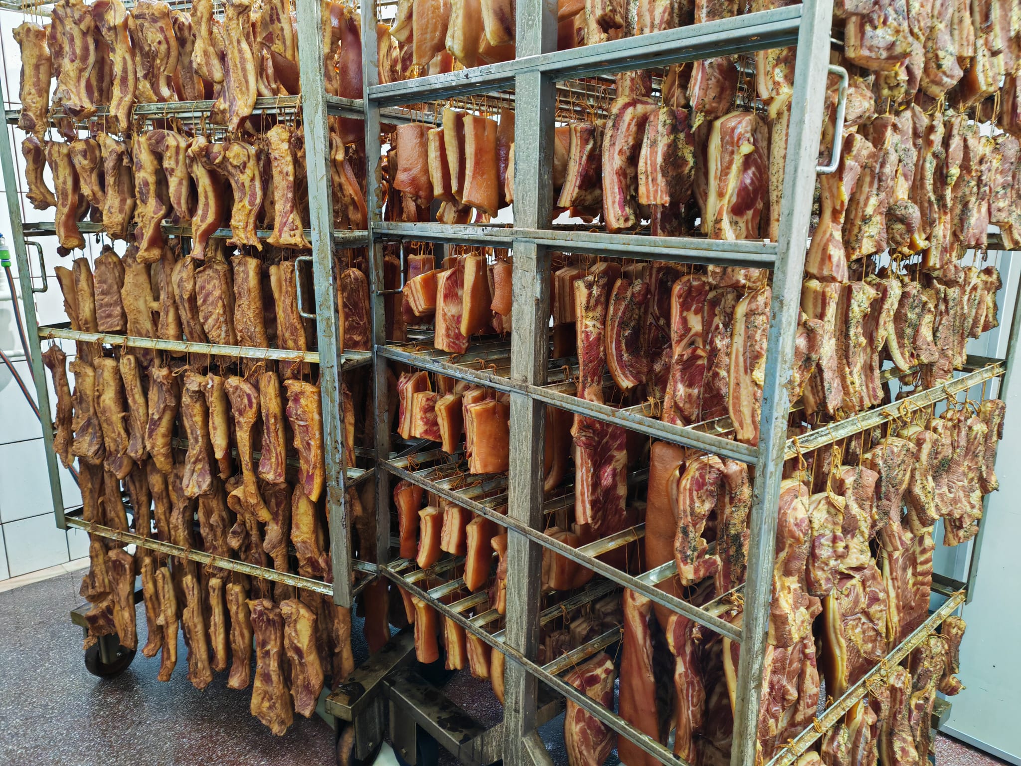 Produse traditionale din carne afumata productie proprie - slanina, costita, ciolan, sorici si preparate pentru HoReCa