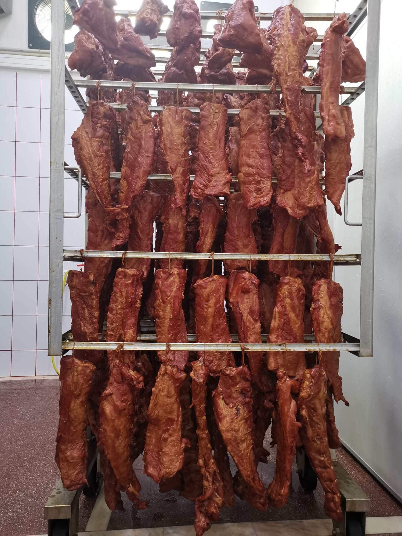 Coaste afumate productie proprie - coaste de porc afumate traditional pentru restaurante, magazine si HoReCa