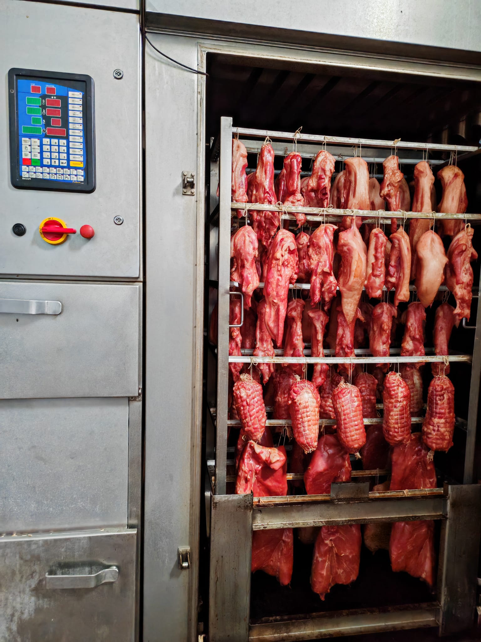 Afumare profesionala carne si preparate traditionale productie proprie pentru HoReCa si magazine alimentare