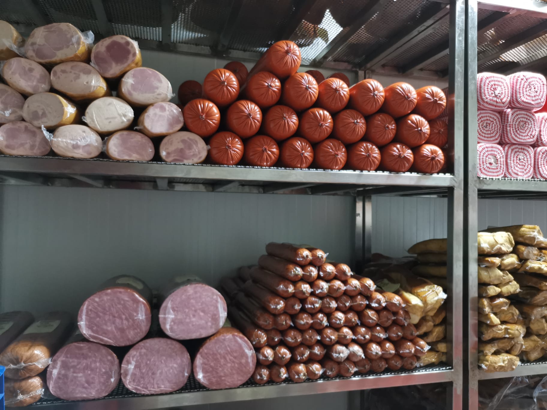 Mezeluri si preparate din carne productie proprie pentru restaurante, magazine alimentare si distribuitori