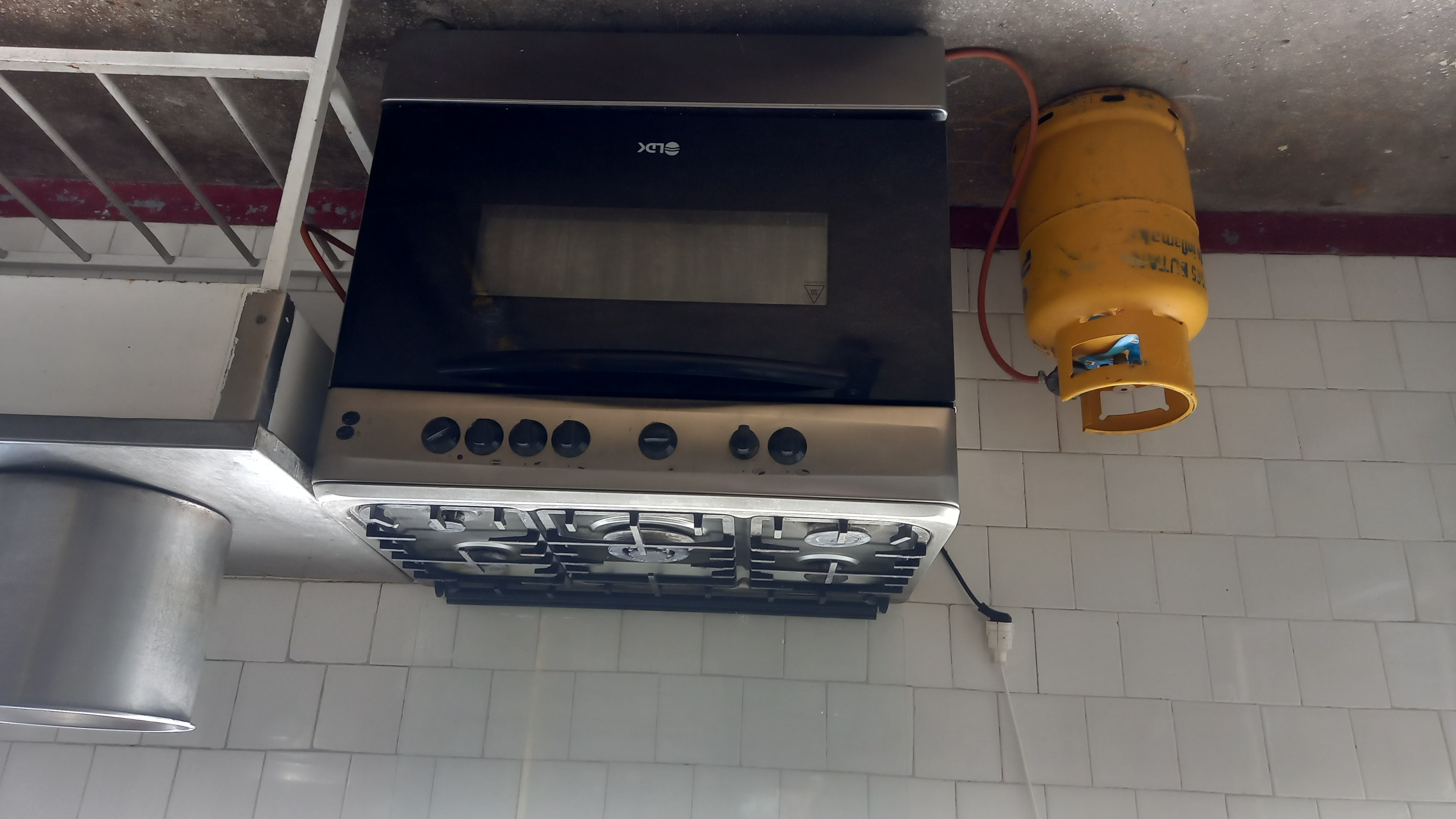 Aragaz 5 ochiuri pe gaz și cuptorul electric