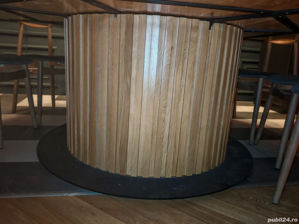 Vand masa rotunda din stejar masiv cu blat rotativ (Lazy Susan) pentru 12 persoane – ideala pentru restaurant sau evenimente