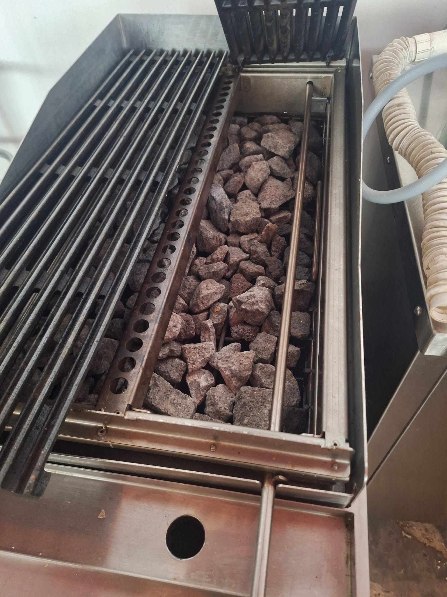Grill Profesional pe Gaz cu Roca Vulcanica Virtus 40/70 - Ca Nou, Folosit Doar de 2 Ori - Imagine 2
