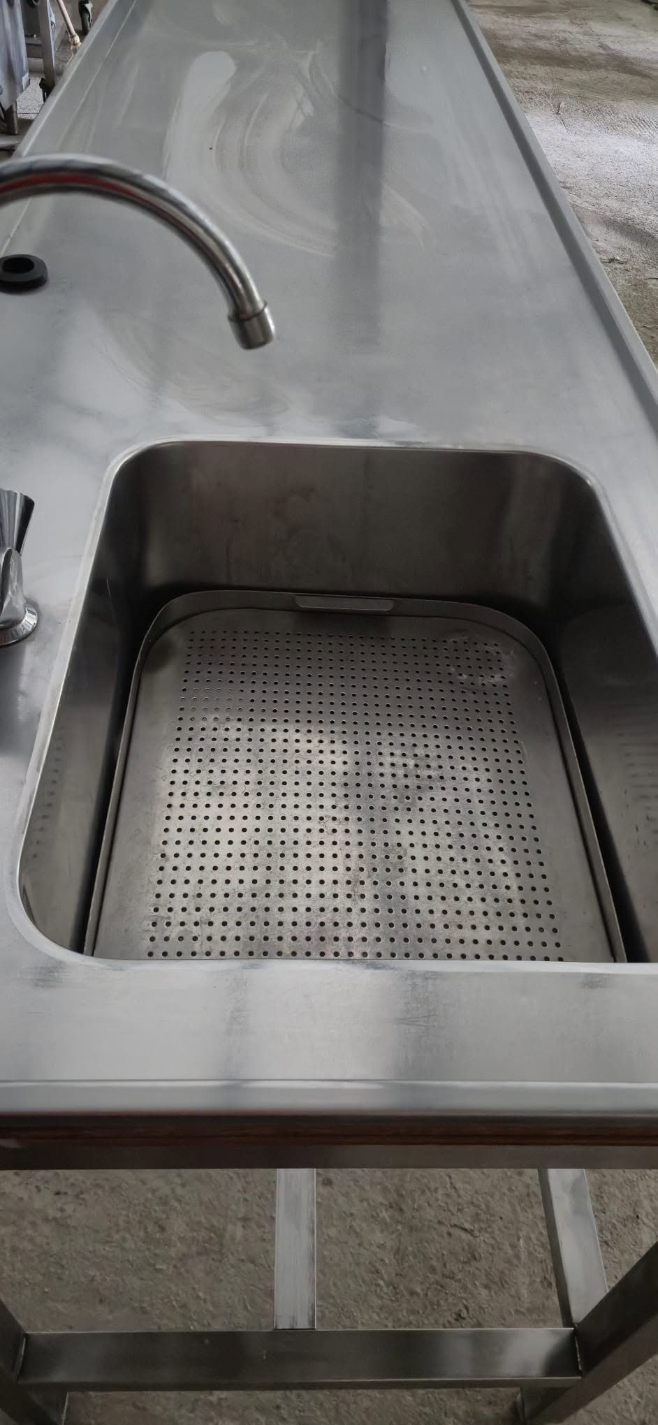 Masa Profesionala din Inox cu Chiuveta si Rebord pentru Colt - Ideala pentru Bucatarii HoReCa - Imagine 3