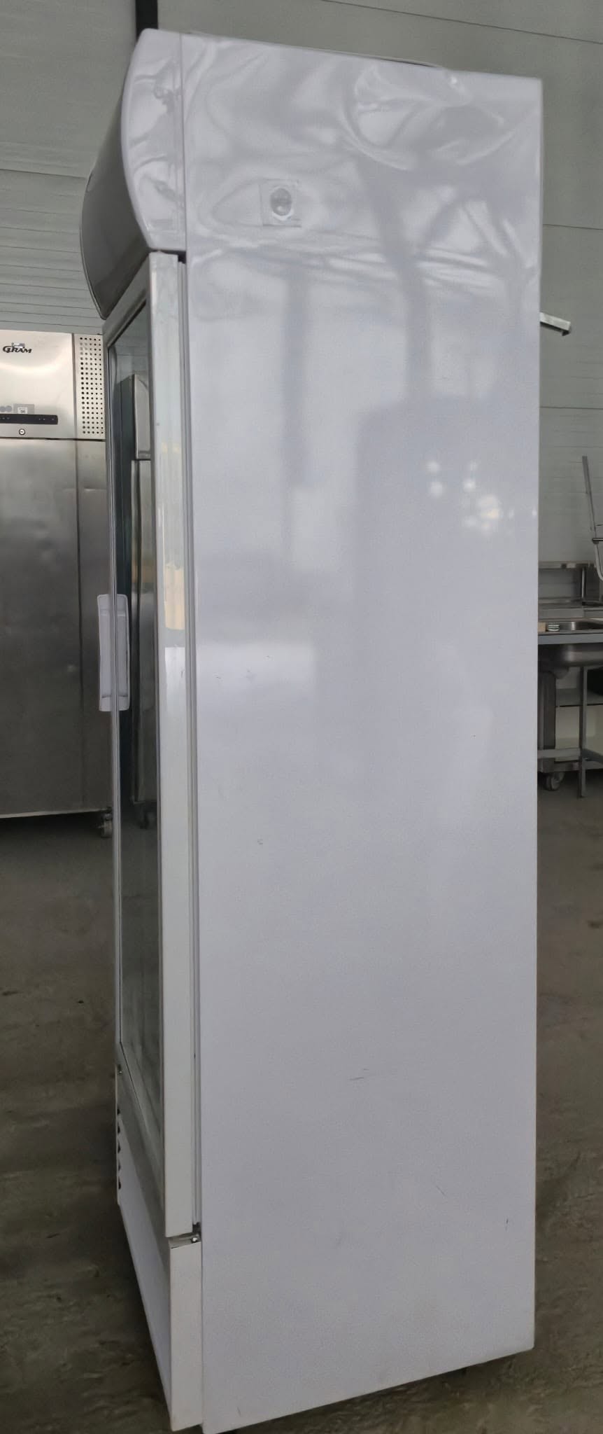 Vitrina Frigorifica Comerciala Verticala cu Geam Termopan - 324 Litri, Iluminare LED, Ideala pentru Magazine si HoReCa