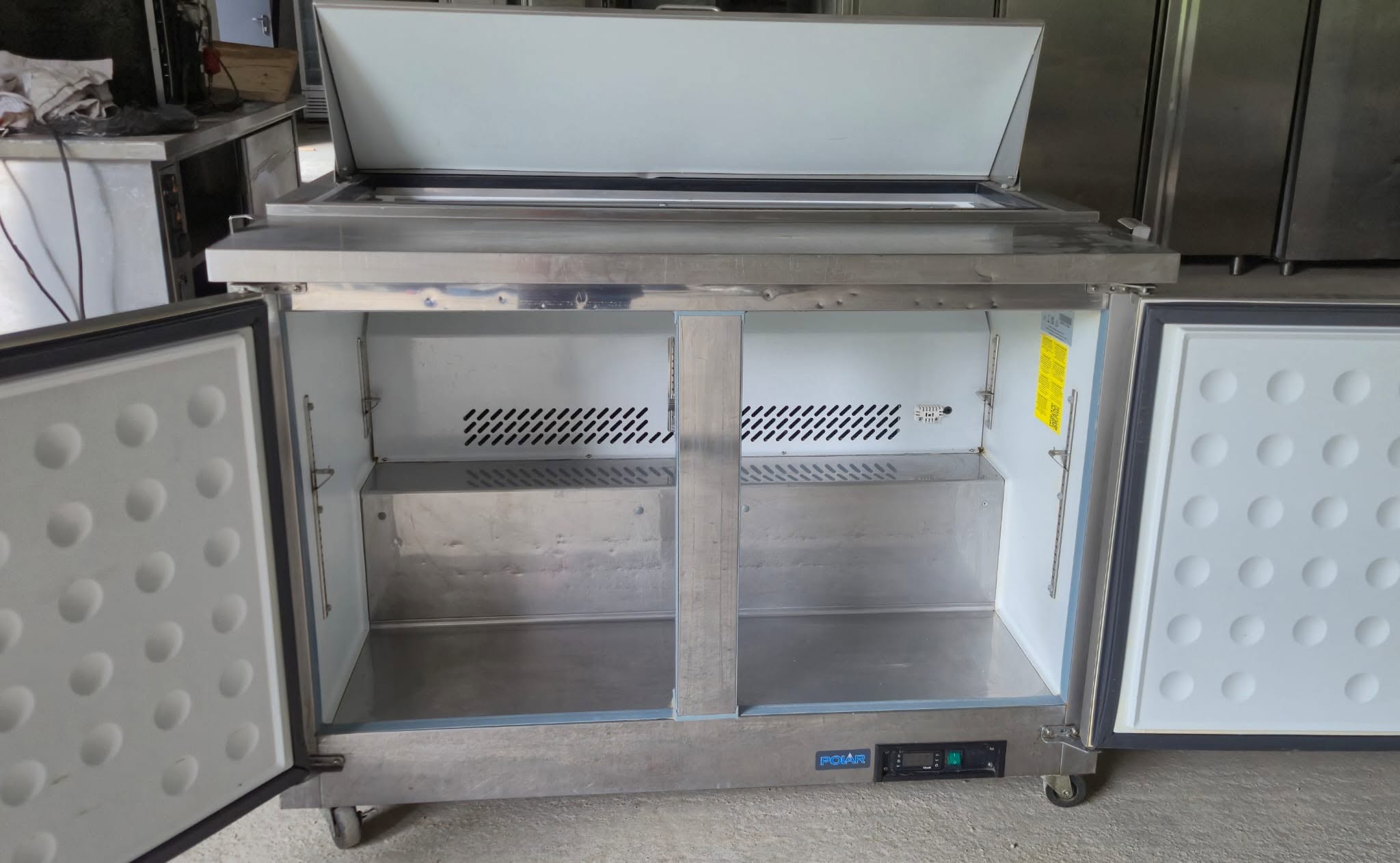 Masa Refrigerata Profesionala pentru Pizza si Salate cu Saladeta GN - 250 Litri, 220V - Imagine 2