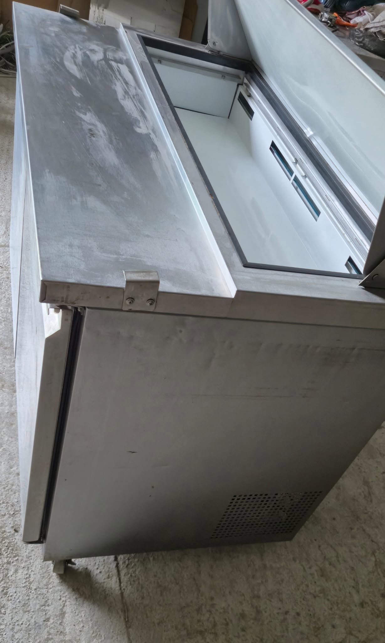 Masa Rece Profesionala cu Saladeta GN 1/1 - 250 Litri, Inox, 220V pentru Pizzerii si Fast Food