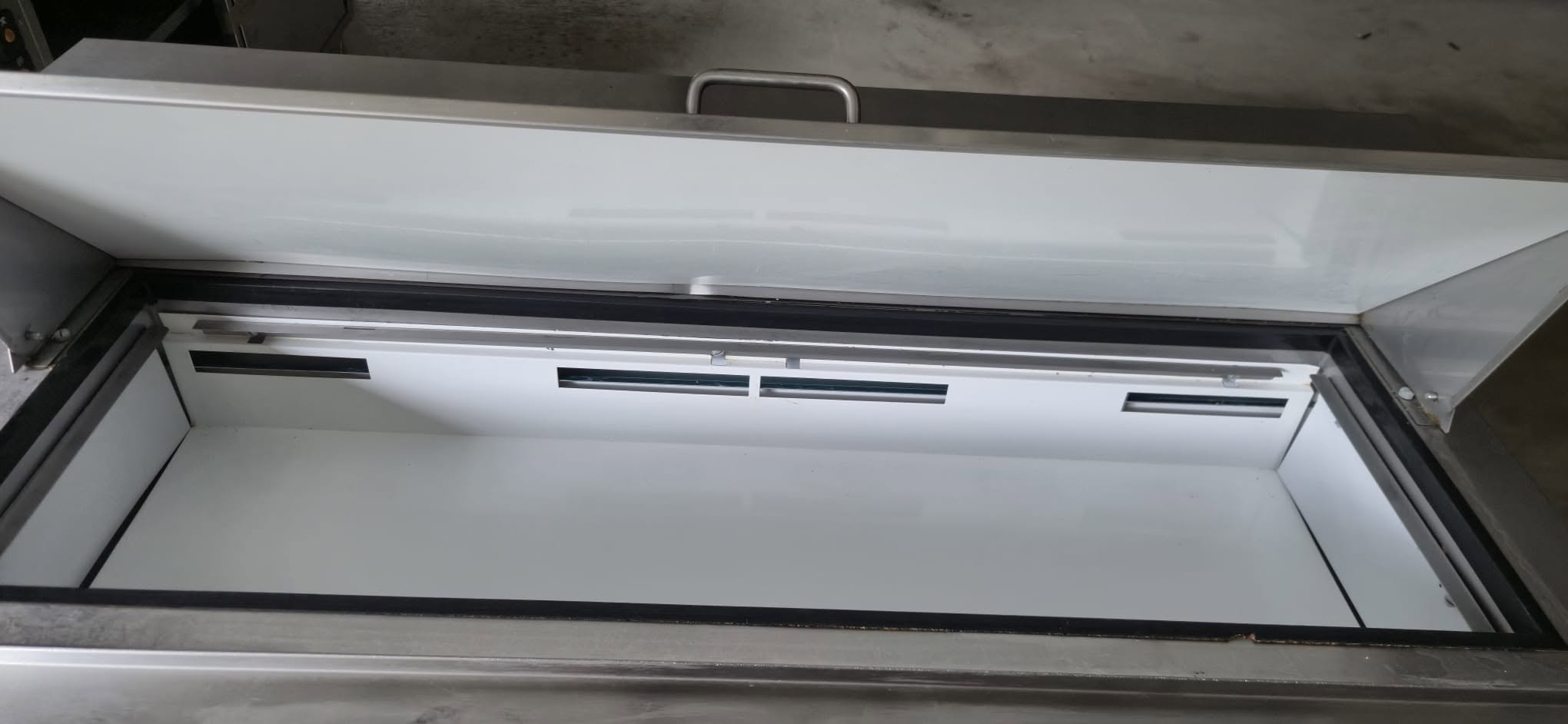 Masa Rece Profesionala cu Saladeta GN 1/1 - 250 Litri, Inox, 220V pentru Pizzerii si Fast Food - Imagine 2