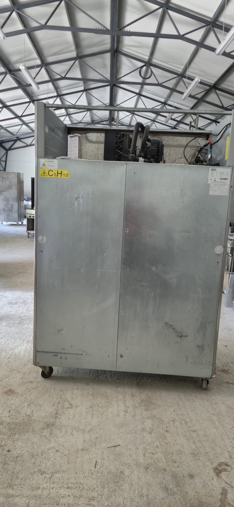 Congelator Profesional Polar cu 2 Usi - 1200 Litri, 220V, Ideal pentru Restaurante si Magazine
