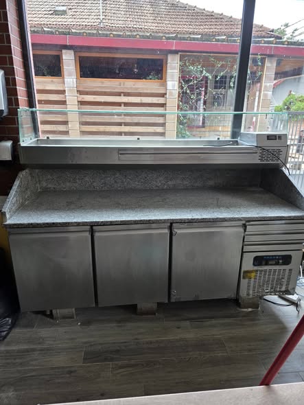 Masa frigorifica pentru pizza 2 metri cu vitrina refrigerata GN 1/3 | Echipament profesional HoReCa