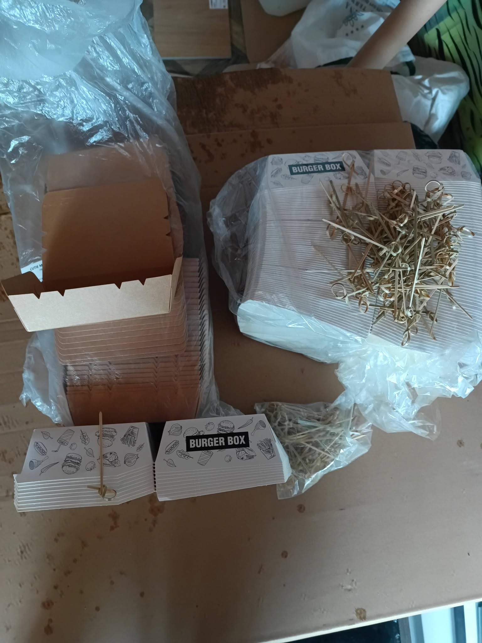 Cutii burger din carton alimentar cu tepuse din bambus