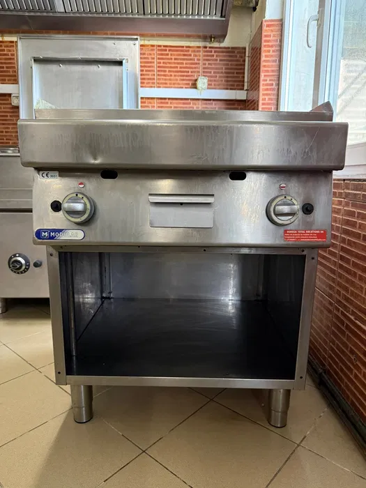 Plita grill profesionala pe gaz cu placa neteda, 2 zone de gatire, fry top pentru restaurante, fast-food si catering