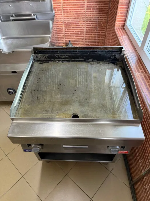 Plita profesionala pe gaz cu placa neteda, grill horeca cu 2 zone de gatire pentru restaurant