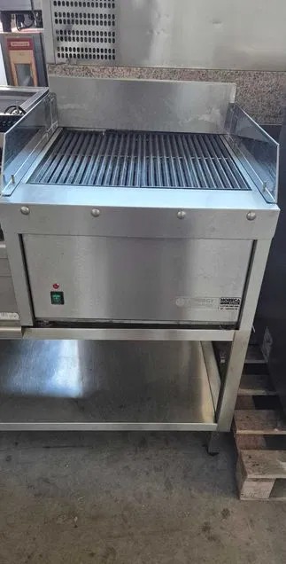Grill profesional pe gaz cu roca vulcanica pentru restaurant fast food catering HoReCa